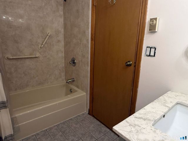 8 Pineview Drive A, Branford, CT 06405