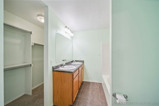 142 W Fairlane Court, Sapulpa, OK 74066