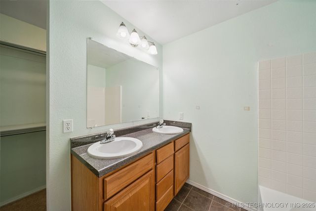 142 W Fairlane Court, Sapulpa, OK 74066