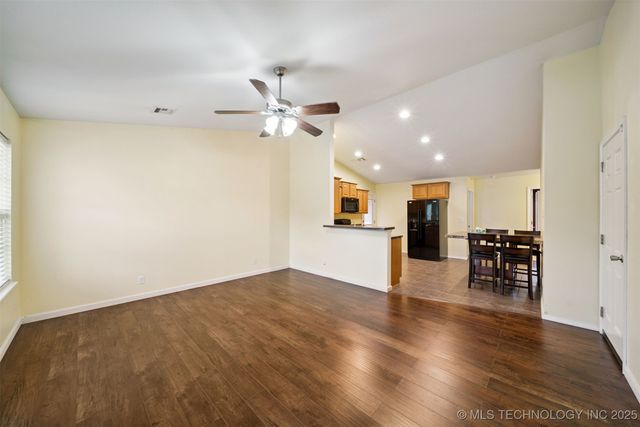 142 W Fairlane Court, Sapulpa, OK 74066