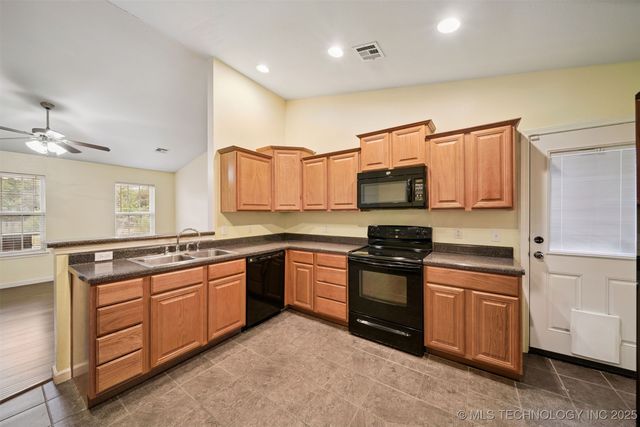 142 W Fairlane Court, Sapulpa, OK 74066