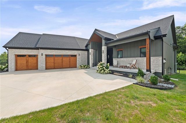 12560 NW Bittersweet Drive, Platte City, MO 64079