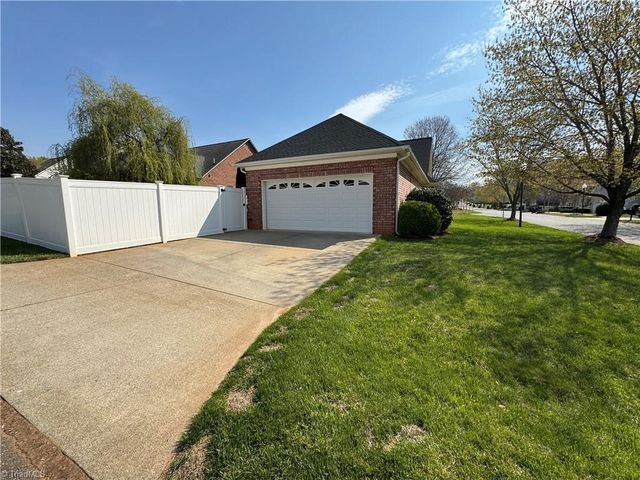 5804 Brakenwood Lane, Pfafftown, NC 27040