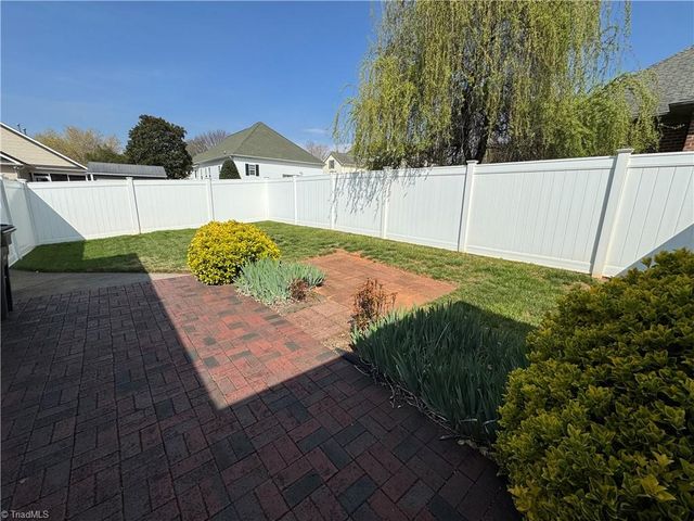 5804 Brakenwood Lane, Pfafftown, NC 27040