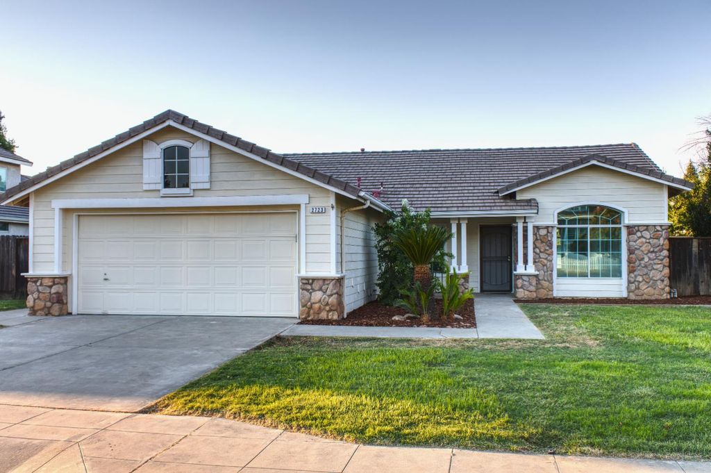 2723 Mitchell Avenue, Clovis, CA 93611