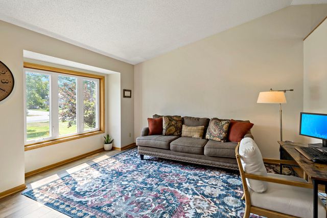 1228 Heritage Drive, Shakopee, MN 55379