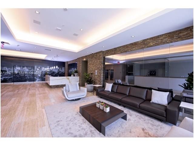 729 NW 2nd St 405, Miami, FL 33128