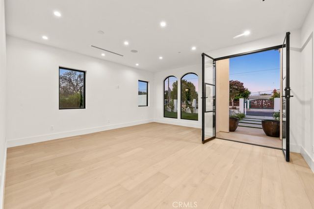 8065 Lloyd Avenue, North Hollywood, CA 91605