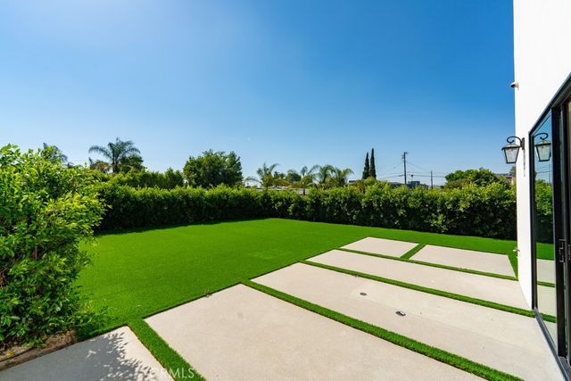 8065 Lloyd Avenue, North Hollywood, CA 91605