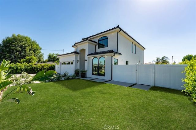 8065 Lloyd Avenue, North Hollywood, CA 91605