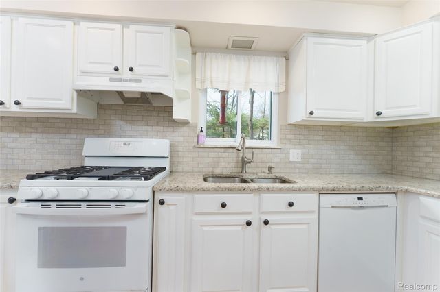 1243 Blue Heron Drive, Highland Charter Township, MI 48357