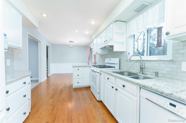 1243 Blue Heron Drive, Highland Charter Township, MI 48357