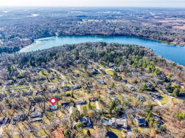 1243 Blue Heron Drive, Highland Charter Township, MI 48357