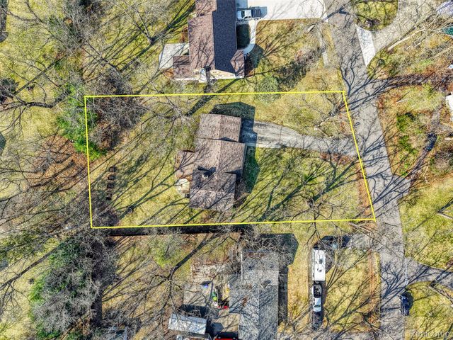 1243 Blue Heron Drive, Highland Charter Township, MI 48357