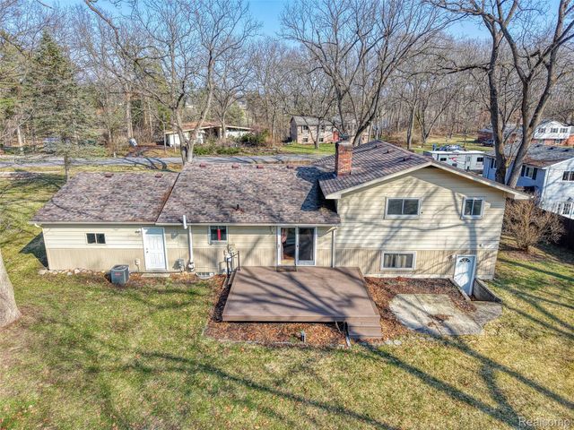 1243 Blue Heron Drive, Highland Charter Township, MI 48357