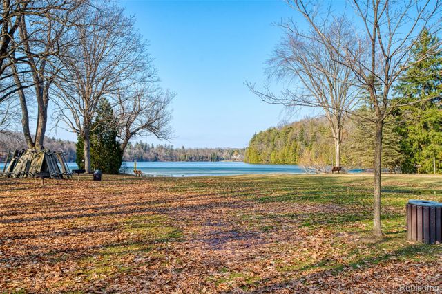 1243 Blue Heron Drive, Highland Charter Township, MI 48357