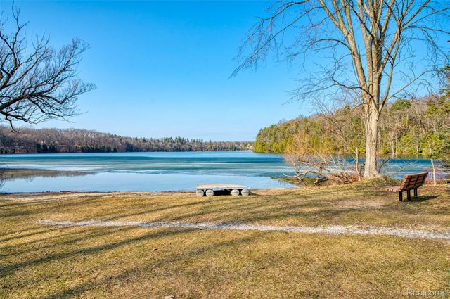 1243 Blue Heron Drive, Highland Charter Township, MI 48357