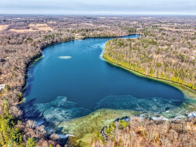 1243 Blue Heron Drive, Highland Charter Township, MI 48357