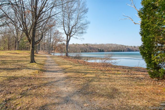 1243 Blue Heron Drive, Highland Charter Township, MI 48357