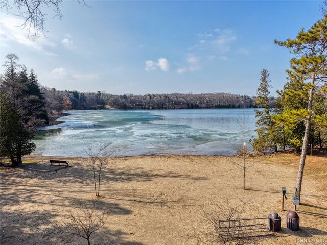 1243 Blue Heron Drive, Highland Charter Township, MI 48357