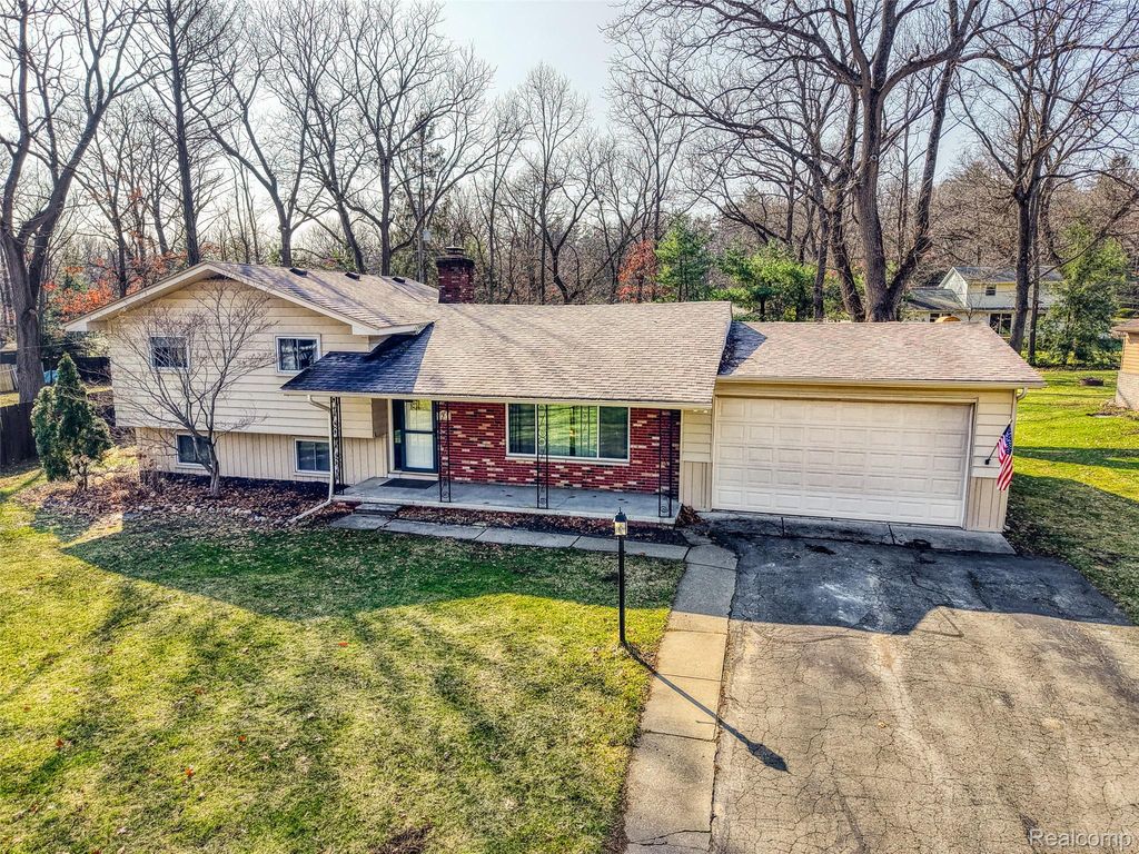 1243 Blue Heron Drive, Highland Charter Township, MI 48357