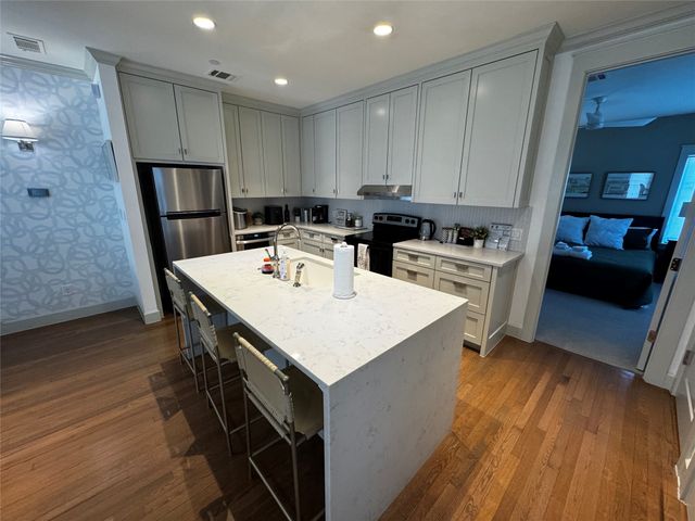 1019 BISHOP Avenue B, Dallas, TX 75208