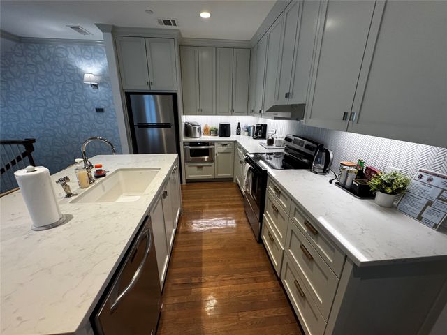 1019 BISHOP Avenue B, Dallas, TX 75208