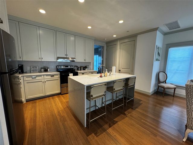 1019 BISHOP Avenue B, Dallas, TX 75208