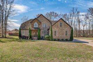 2 Knotting Hill Dr, Fayetteville, TN 37334