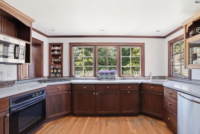 34 Governor Long Rd, Hingham, MA 02043
