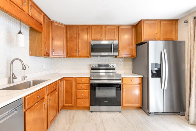 835 Mount Hope St 19, North Attleboro, MA 02760