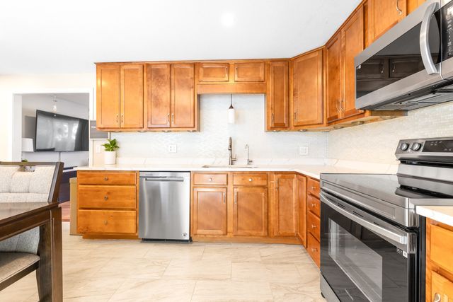 835 Mount Hope St 19, North Attleboro, MA 02760