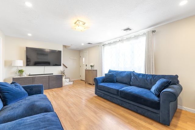 835 Mount Hope St 19, North Attleboro, MA 02760