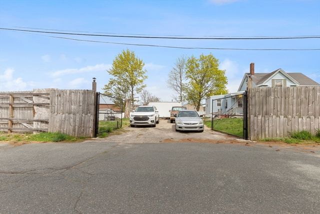 75 Auburn St, Brockton, MA 02302