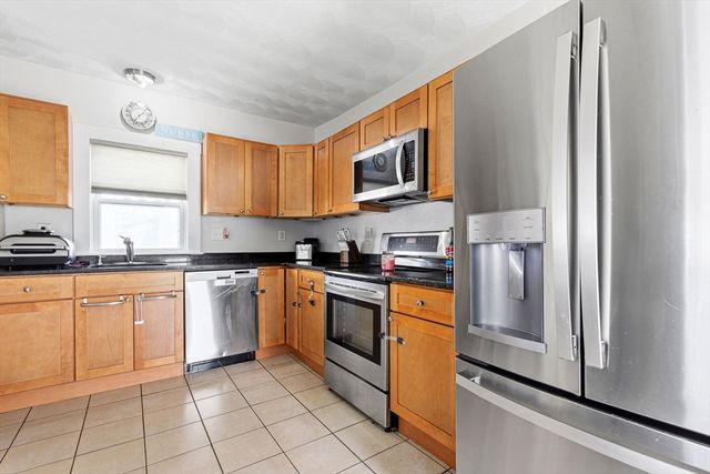 75 Auburn St, Brockton, MA 02302