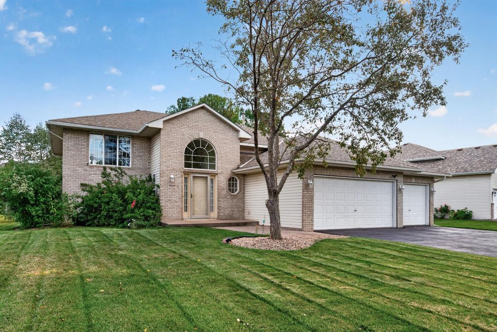 9509 Dogwood Avenue N, Brooklyn Park, MN 55443 — exterior