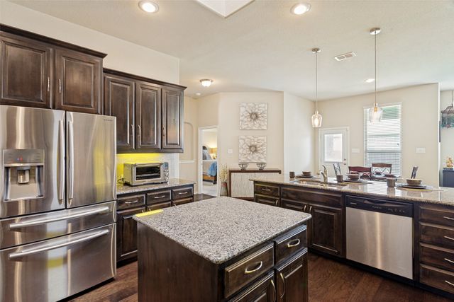 27 Oakridge Lane, Edgecliff Village, TX 76134