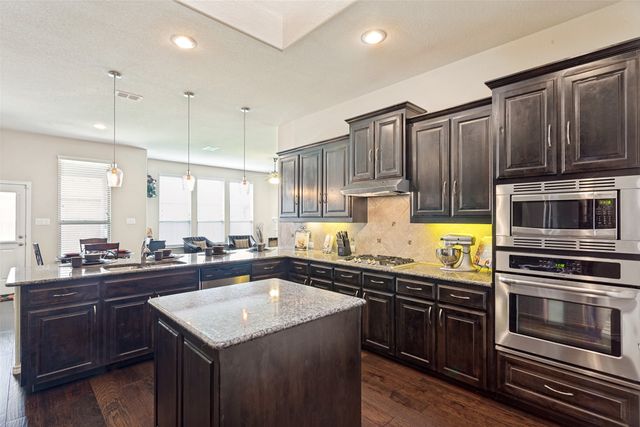 27 Oakridge Lane, Edgecliff Village, TX 76134