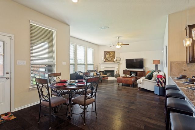 27 Oakridge Lane, Edgecliff Village, TX 76134