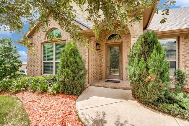 27 Oakridge Lane, Edgecliff Village, TX 76134