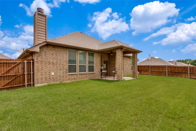 27 Oakridge Lane, Edgecliff Village, TX 76134