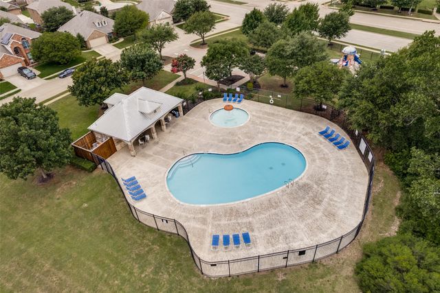 27 Oakridge Lane, Edgecliff Village, TX 76134