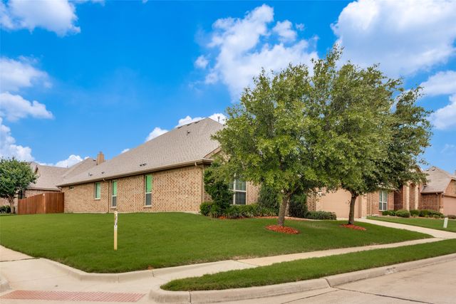 27 Oakridge Lane, Edgecliff Village, TX 76134