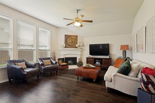 27 Oakridge Lane, Edgecliff Village, TX 76134