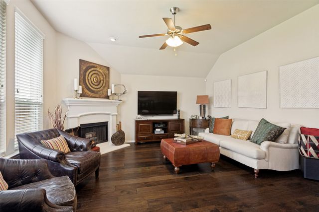 27 Oakridge Lane, Edgecliff Village, TX 76134