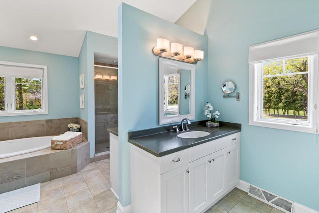 N23W28221 Beach Park CIRCLE, Pewaukee, WI 53072