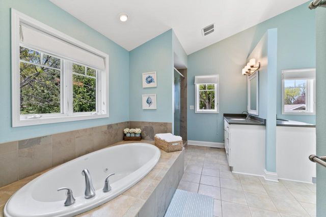 N23W28221 Beach Park CIRCLE, Pewaukee, WI 53072