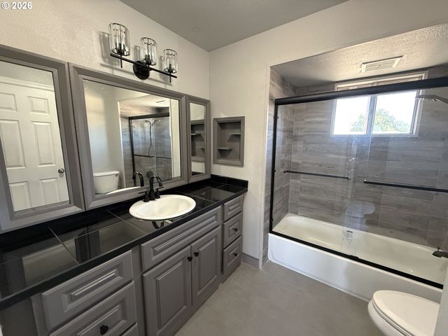 236 DE BARR Ave, Medford, OR 97501