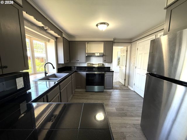 236 DE BARR Ave, Medford, OR 97501