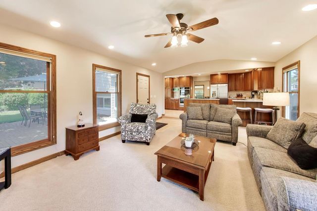 2006 N Elizabeth Drive, Arlington Heights, IL 60004